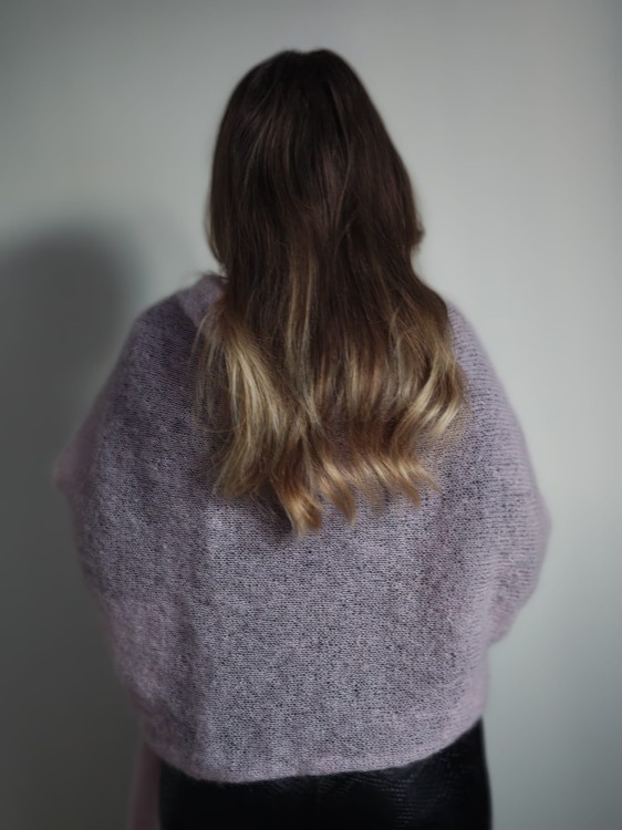 Modelka prezentująca szeroka chustę z moheru w kolorze lilac